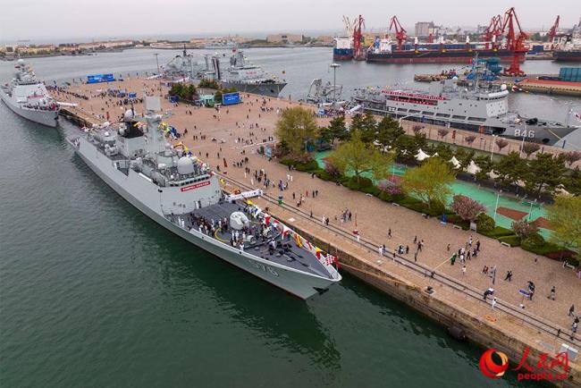 海军舰艇开放活动首日 民众零距离感受战舰魅力