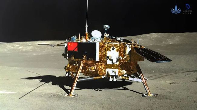 玉兔二号巡视器全景相机对嫦娥四号着陆器成像。