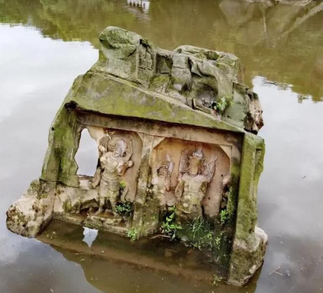 河流枯水期惊现“菩萨石” 刻有数十尊佛像 大部分是唐代作品 疑因地质灾害从附近寺庙滚落河中！