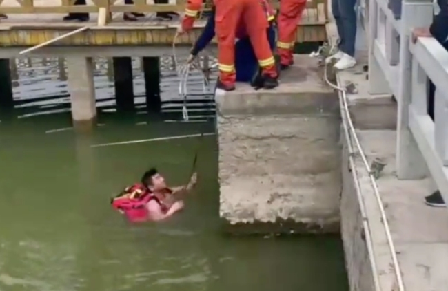 男子为救落水者被困水中，危险！