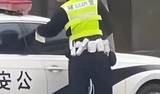 警车违停交警开罚单