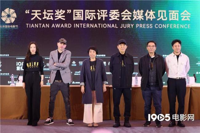 张颂文周冬雨出席北京国际电影节 面对媒体提问态度情商双在线   