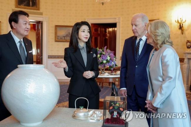 尹锡悦金建希白宫做客 在此期间两位领导人互赠礼品，这是韩总统时隔12年对美进行国事访问   