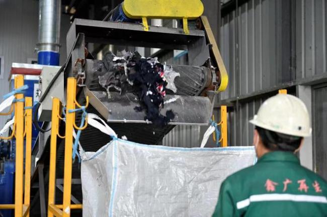上海警方集中销毁10余吨涉案物品 涉及LV、GUCCI等19个品种