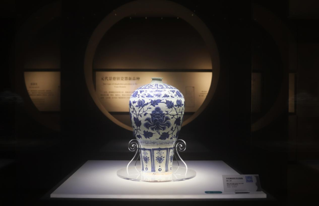 这梅瓶一放 中式美学的氛围感瞬间拉满！