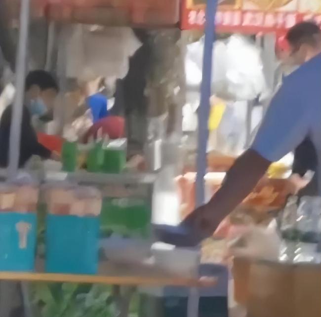 东莞凉粉店老板把剩粉倒回桶里重卖，女子拍下视频 报警揭黑心行径！