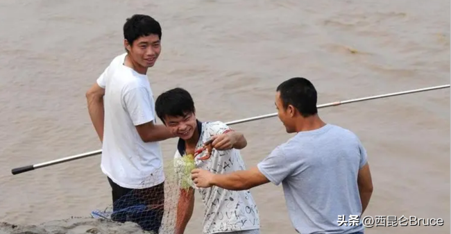 新行业？五一假期一男子在西湖捞手机日入一万，网友调侃：缴税吗