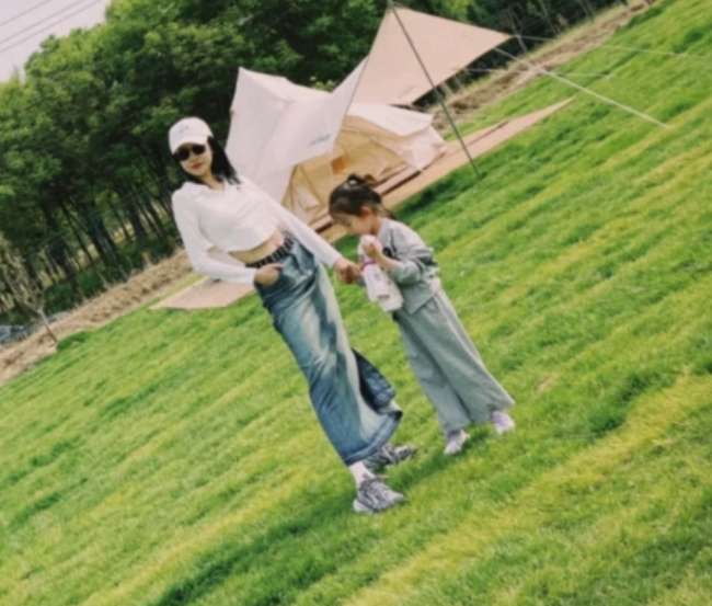 孙怡带女儿露营 感叹女儿长太快：这小孩又长高了