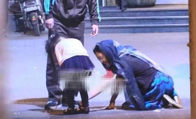 周迅与男子揽腰搂肩被拍 跪在马路中央做礼拜鞠躬