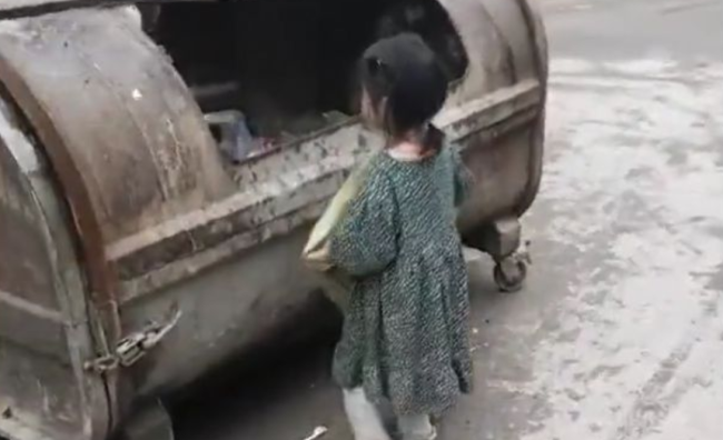 官方谈女孩当街翻垃圾桶：小女孩和妈妈赌气出门捡垃圾