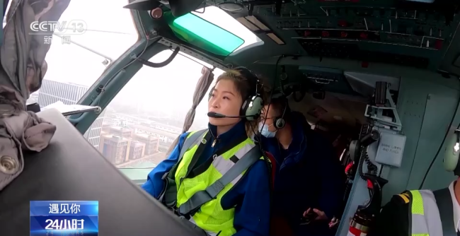 中国首位女消防飞行员真的太酷了
