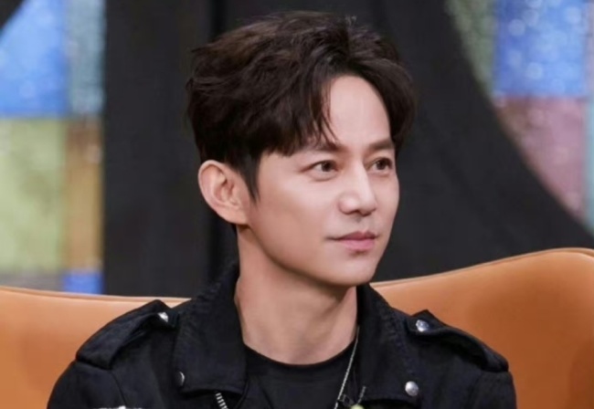 诺一长大后的近照 近照和何炅有点神似