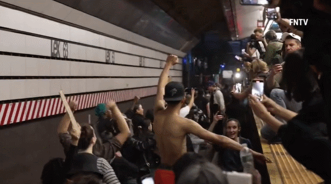 黑人男子遭扼喉身亡 纽约抗议者逼停地铁与警方激烈冲突