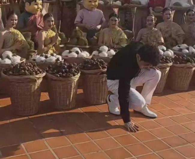 辛巴向全国网友道歉 坐在泰国圣佩奇宝殿门口痛哭：对不起中国的粉丝们
