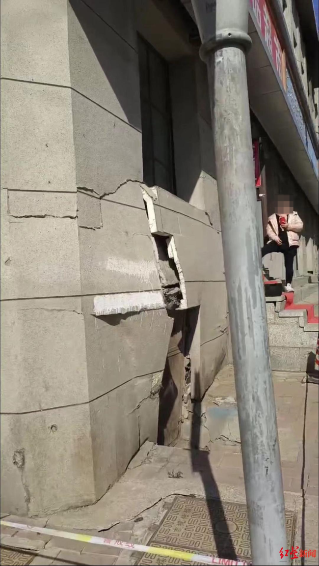 吉林长春一楼房突然开裂被拆除 街道办：属D级危房，随时有倒塌风险