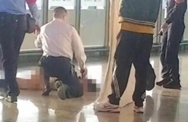 上海虹桥火车站发生坠楼事件，一名女子从高楼跌落，目前正在医院紧急抢救中！