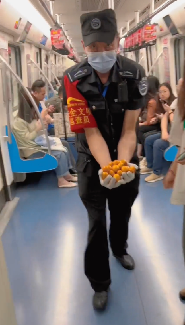 成都地铁上演枇杷保卫战 网友纷纷感叹：“被暖到！”