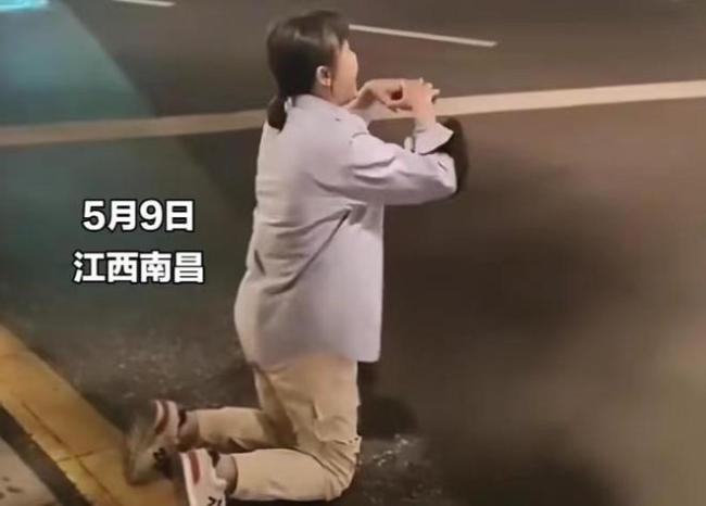 儿子街头打砸红绿灯拦车 母亲下跪道歉称儿子有精神病