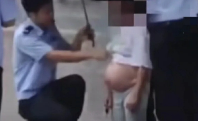孕妇冒雨跪在派出所门口：警方回应孕妇跪在警局
