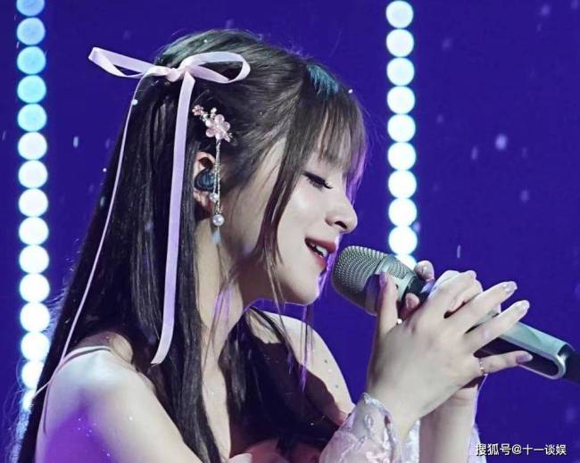 谢娜组龙拳舞台遭吐槽用力过猛：站C位打鼓，还说Rap