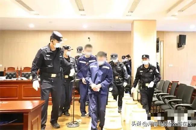 南京一女子被骗580万 骗子被查获时抱着现金