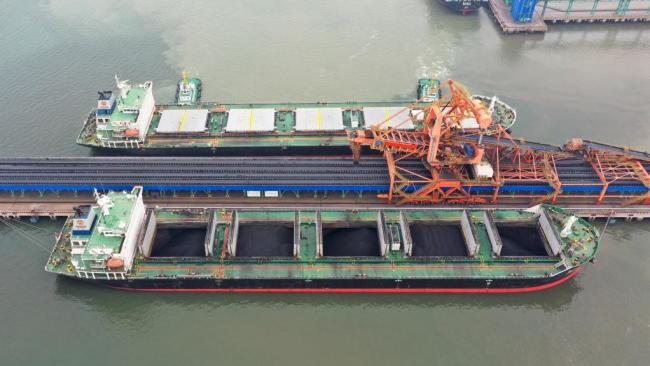 5月11日，船舶停靠在黄骅港煤炭港区码头（无人机照片）。新华社记者骆学峰摄