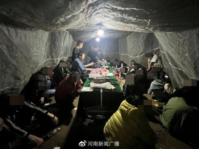 流动赌场藏匿墓地被捣毁：一桌子都是钱！