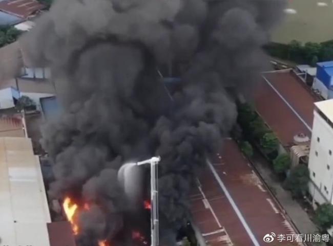 广东佛山一工厂突然发生大火, 现场浓烟滚滚！