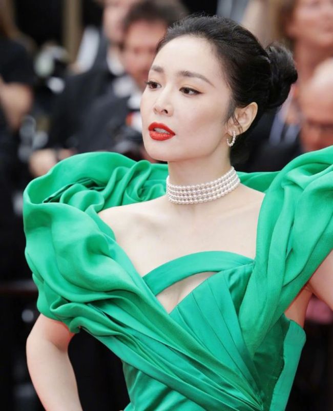 高叶朱一龙同框握手言欢 大嫂衣服开线太尴尬了