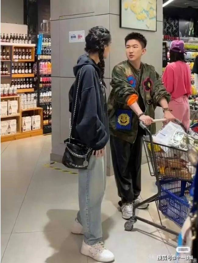 杨颖张大大压马路，录节目被偶遇画面曝光，引发网友热议