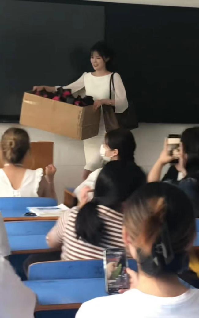 湖北95后高校女教师自费送学生玫瑰庆祝“520”，回应:希望他们更加自信，为自己而活