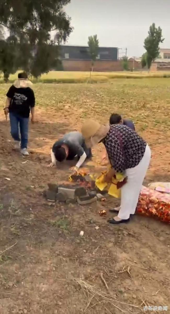 李立群回河南祭祖很接地气 网友感慨李立群一家长得很像