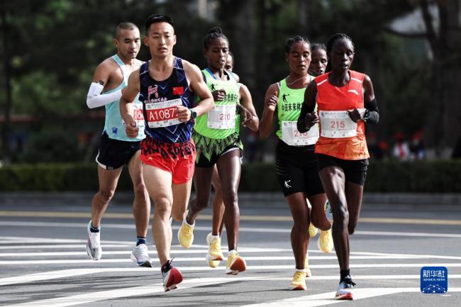长春马拉松女子组冠军 埃塞俄比亚选手格雷法·德拉图·海卢在比赛中冲线