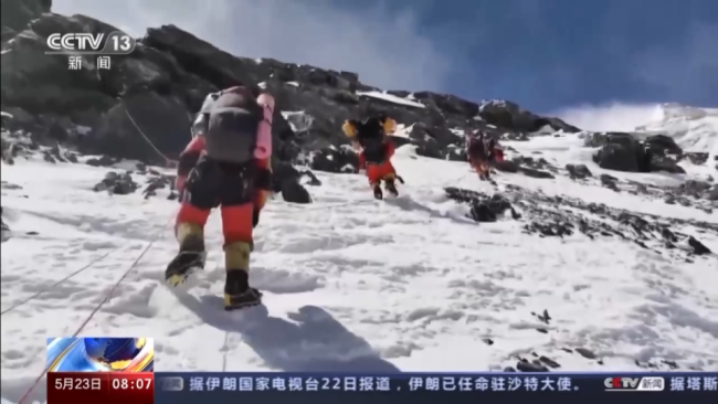 2023“巅峰使命”珠峰科考登山队员成功登顶！ 这些“黑科技”立了大功！