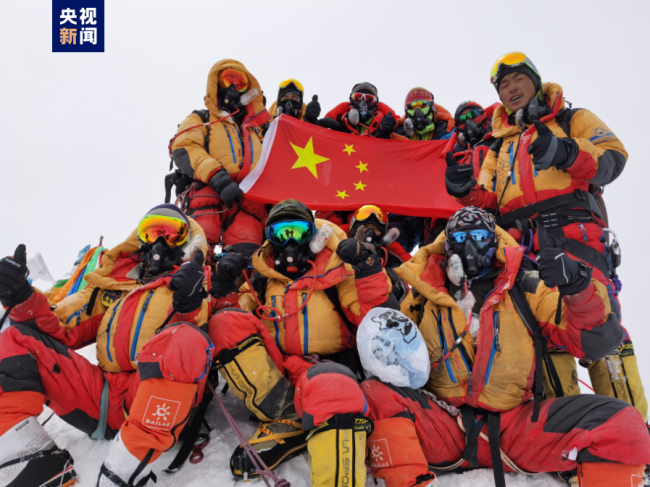 珠峰科考登山队员成功登顶