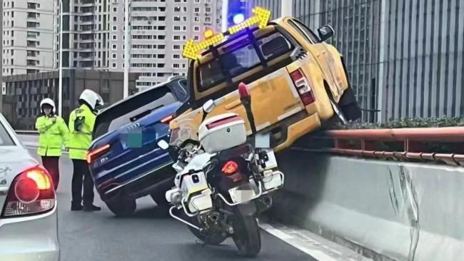 上海高架惊现“史诗级”斗气车：警方通报高架上两车斗气​