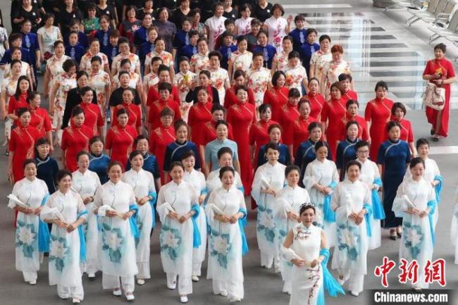 壮观！1500余旗袍爱好者齐聚南京上演“千人旗袍巡游”