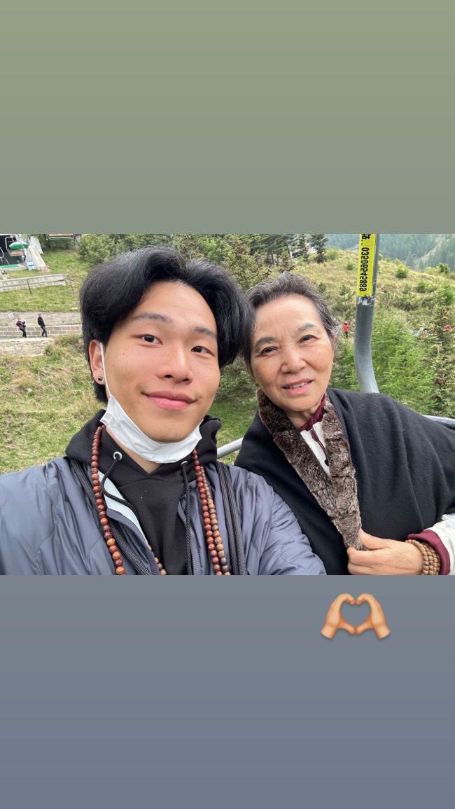 陈坤儿子晒家人合影，父子俩的神态越来越相似