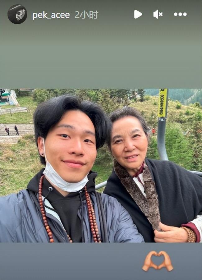 陈坤儿子晒家人合影，父子俩的神态越来越相似