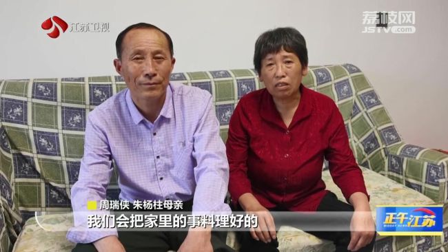 乡亲们看朱杨柱上太空 大家都在为中国航天喝彩