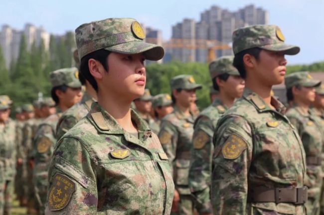 地表最强！5000多名新兵授衔大场面 同时授予姓名牌
