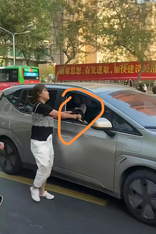 丈夫维护小三拖行原配引围观 儿女在后面边哭边追