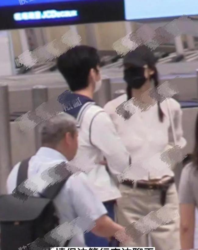 井柏然和刘雯机场同框，穿着相配，青春洋溢，甜蜜互动难掩爱意