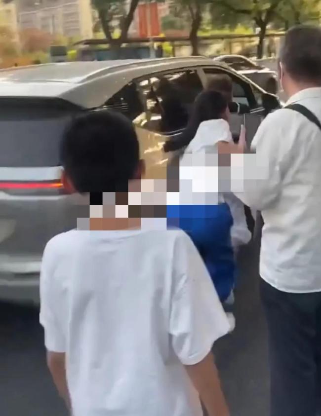 男子开车带小三被妻子当街抓包，路人帮腔责怪男子