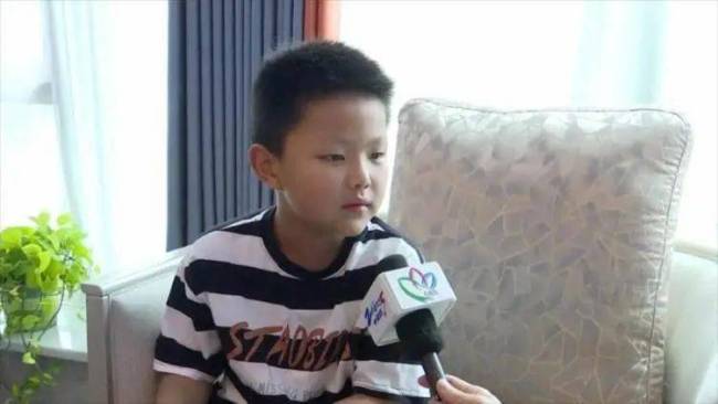 女生教科书式救卡喉弟弟 姐姐自豪地说：“幸好姐姐会急救”