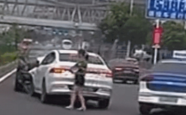 白车别车后追尾劳斯莱斯