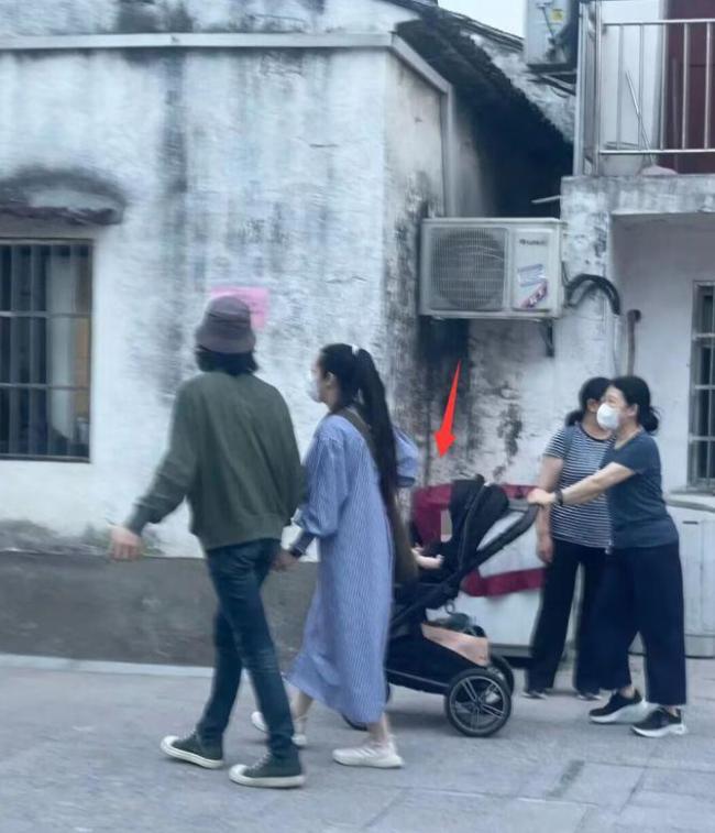 向佐郭碧婷逛街被偶遇三个保姆护航 两人穿搭遭网友吐槽