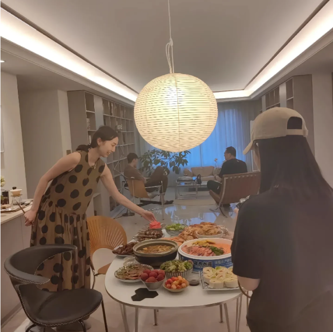吴乃群宴请李晓旭夫妇一同聚餐 菜肴丰盛铺满一桌