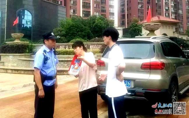 考生考前捡万元现金报警寻失主，交出拾金不昧的满意“答卷”