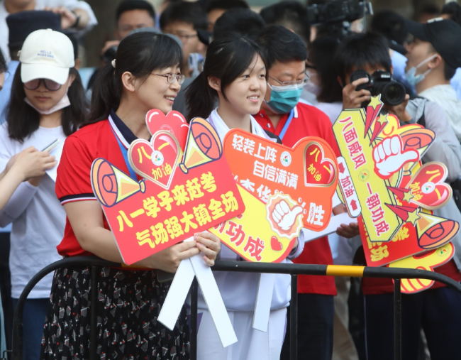感受高考气氛！考生摘下口罩露出笑脸 充满自信轻装上阵